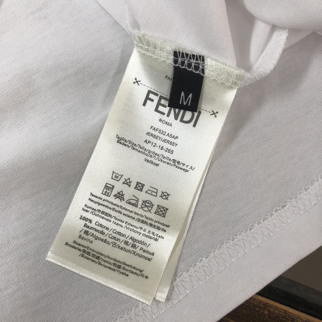 P75 FENDI 芬迪 26SS最新款情侣款圆领短袖 情侣T恤 春夏新品 高品质 🔥🔥时尚百搭潮款 定制进口面料 ！穿着舒适 透气 时尚不失个性 上身休闲随性 帅气有型 彰显大牌气质。三标齐全！！ 颜色：黑色 白色 尺码：M-XXXL