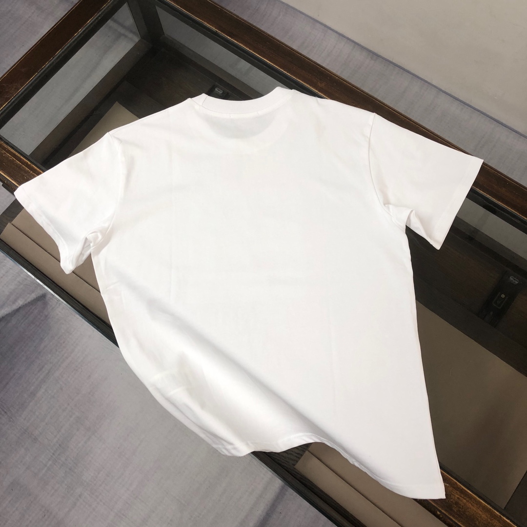 P75 FENDI 芬迪 26SS最新款情侣款圆领短袖 情侣T恤 春夏新品 高品质 🔥🔥时尚百搭潮款 定制进口面料 ！穿着舒适 透气 时尚不失个性 上身休闲随性 帅气有型 彰显大牌气质。三标齐全！！ 颜色：黑色 白色 尺码：M-XXXL