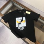 P75 FENDI 芬迪 26SS最新款情侣款圆领短袖 情侣T恤 春夏新品 高品质 🔥🔥时尚百搭潮款 定制进口面料 ！穿着舒适 透气 时尚不失个性 上身休闲随性 帅气有型 彰显大牌气质。三标齐全！！ 颜色：黑色 白色 尺码：M-XXXL