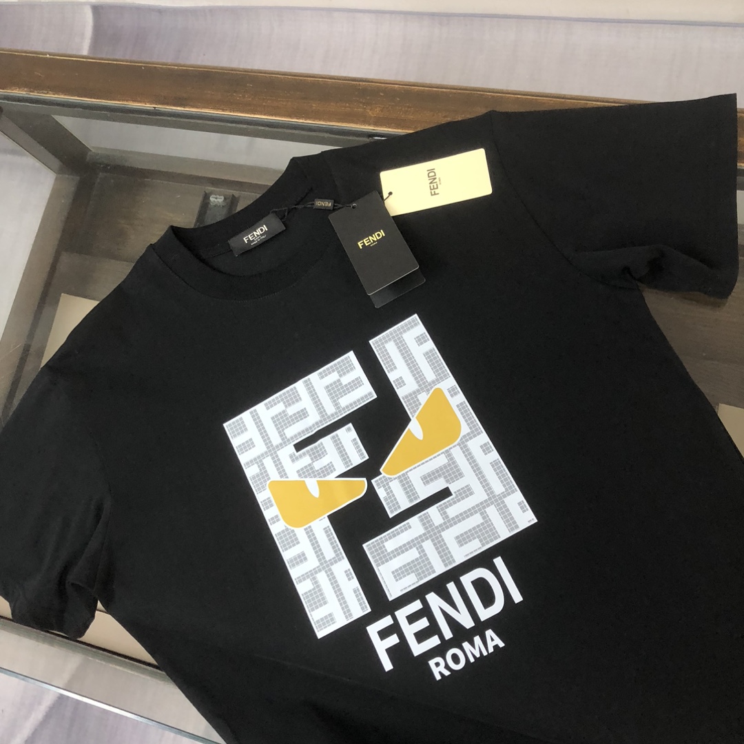 P75 FENDI 芬迪 26SS最新款情侣款圆领短袖 情侣T恤 春夏新品 高品质 🔥🔥时尚百搭潮款 定制进口面料 ！穿着舒适 透气 时尚不失个性 上身休闲随性 帅气有型 彰显大牌气质。三标齐全！！ 颜色：黑色 白色 尺码：M-XXXL