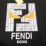 P75 FENDI 芬迪 26SS最新款情侣款圆领短袖 情侣T恤 春夏新品 高品质 🔥🔥时尚百搭潮款 定制进口面料 ！穿着舒适 透气 时尚不失个性 上身休闲随性 帅气有型 彰显大牌气质。三标齐全！！ 颜色：黑色 白色 尺码：M-XXXL