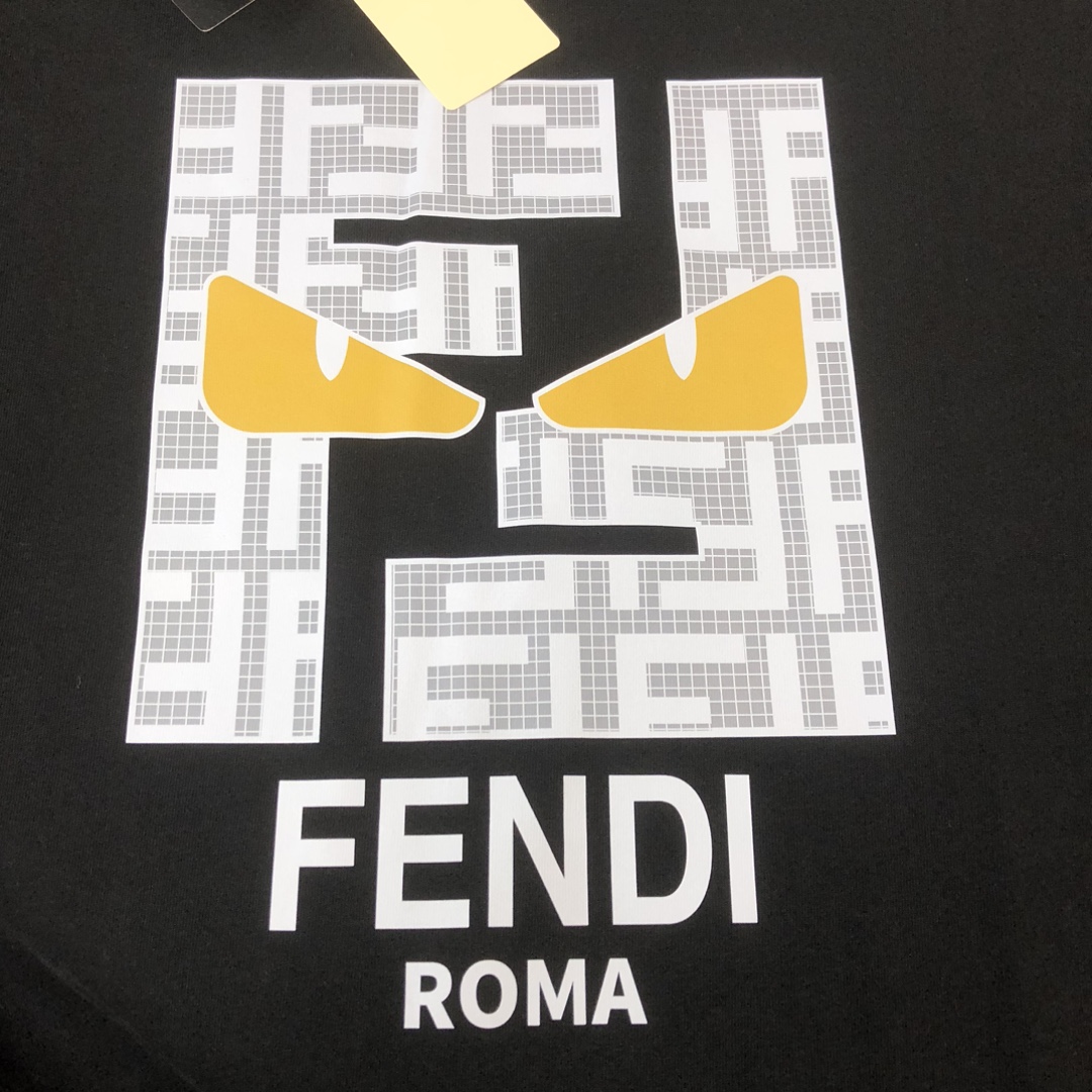 P75 FENDI 芬迪 26SS最新款情侣款圆领短袖 情侣T恤 春夏新品 高品质 🔥🔥时尚百搭潮款 定制进口面料 ！穿着舒适 透气 时尚不失个性 上身休闲随性 帅气有型 彰显大牌气质。三标齐全！！ 颜色：黑色 白色 尺码：M-XXXL