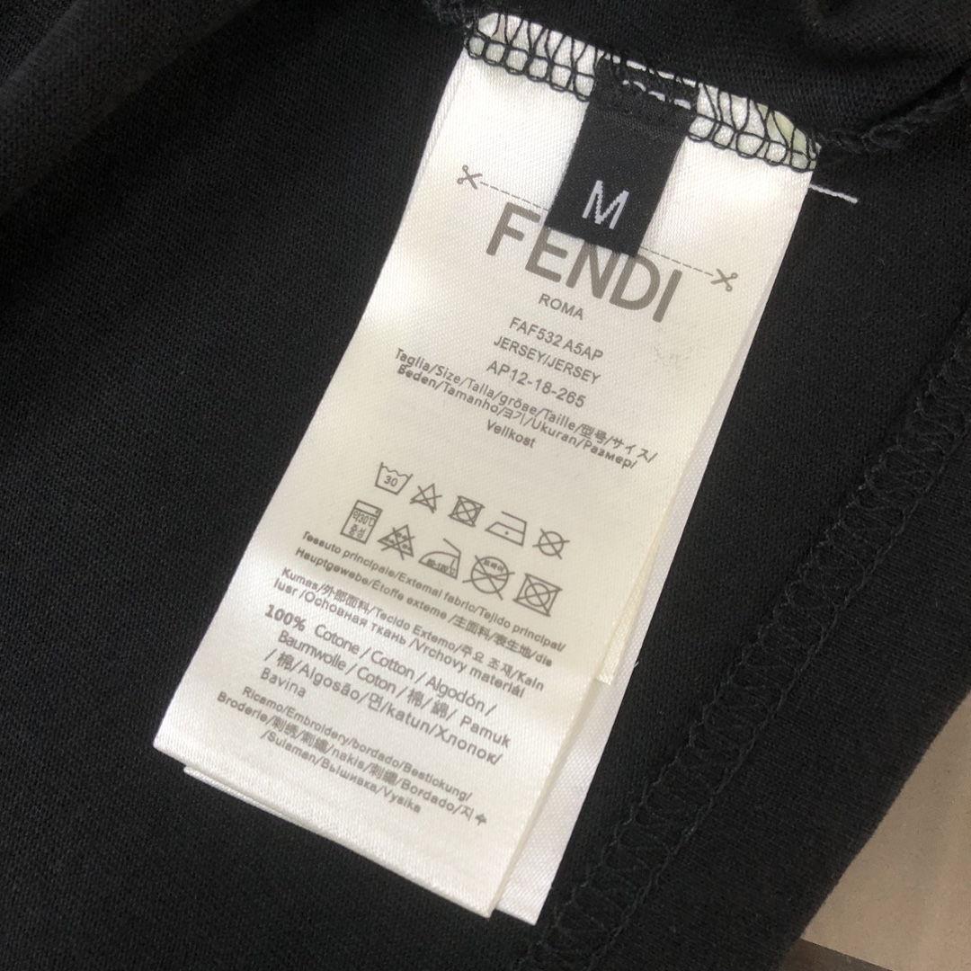 P75 FENDI 芬迪 26SS最新款情侣款圆领短袖 情侣T恤 春夏新品 高品质 🔥🔥时尚百搭潮款 定制进口面料 ！穿着舒适 透气 时尚不失个性 上身休闲随性 帅气有型 彰显大牌气质。三标齐全！！ 颜色：黑色 白色 尺码：M-XXXL