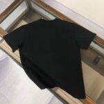 P75 FENDI 芬迪 26SS最新款情侣款圆领短袖 情侣T恤 春夏新品 高品质 🔥🔥时尚百搭潮款 定制进口面料 ！穿着舒适 透气 时尚不失个性 上身休闲随性 帅气有型 彰显大牌气质。三标齐全！！ 颜色：黑色 白色 尺码：M-XXXL