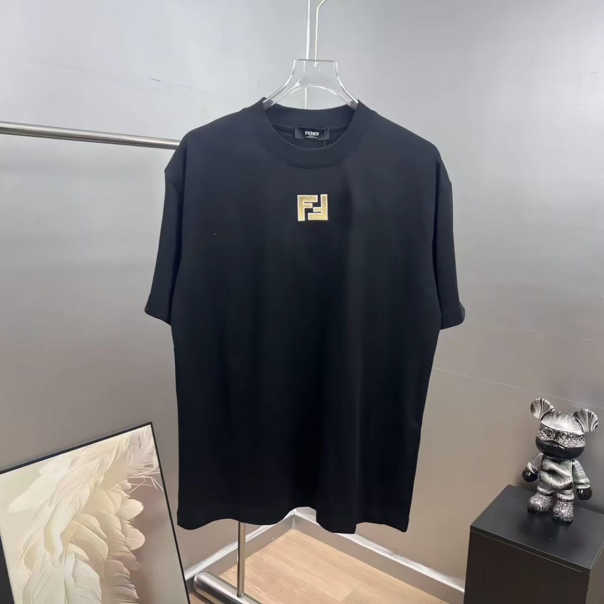 weigou_195641_0_ef5899c7ef P75 fen*芬家 双F刺绣 《区别通货面料》双纱纯棉上衣 7a抗菌短袖tee 上身十分舒适,男女同款半袖,落肩宽松版型 颜色: 黑色 白色 咖啡色 尺码:S(90-130斤) M(125-150斤) L(135-165斤) XL(160-190斤) XXL(185-220斤)