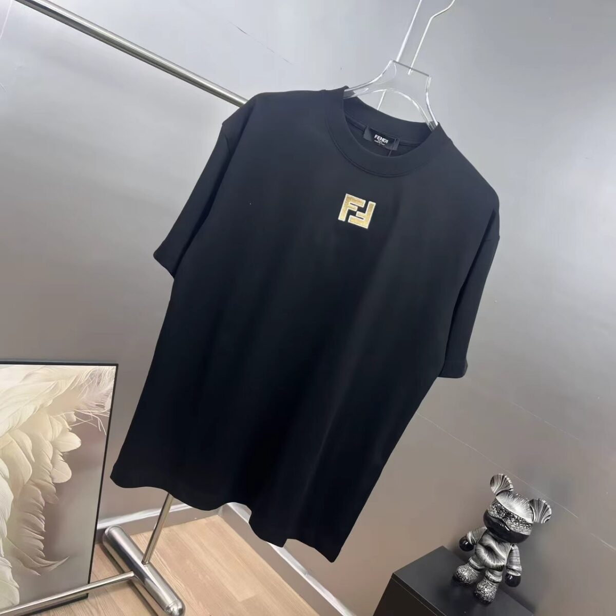 weigou_195641_2_deca26b666 P75 fen*芬家 双F刺绣 《区别通货面料》双纱纯棉上衣 7a抗菌短袖tee 上身十分舒适,男女同款半袖,落肩宽松版型 颜色: 黑色 白色 咖啡色 尺码:S(90-130斤) M(125-150斤) L(135-165斤) XL(160-190斤) XXL(185-220斤)