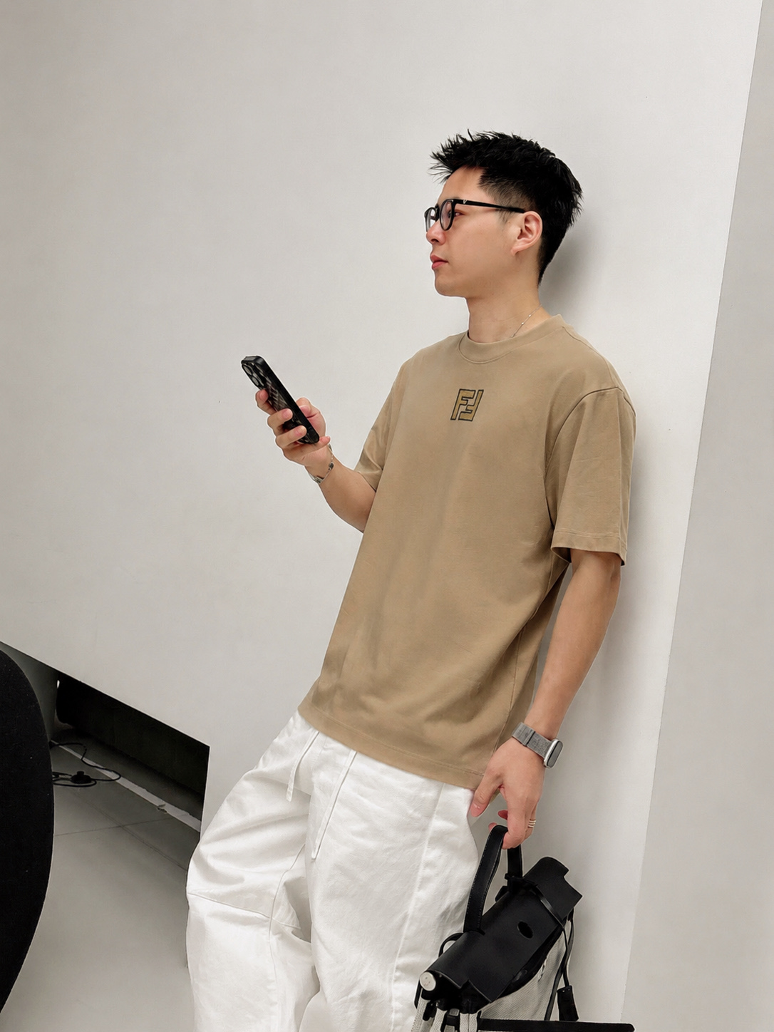 weigou_195656_8_0e3b319c96 P75 fen*芬家 双F刺绣 《区别通货面料》双纱纯棉上衣 7a抗菌短袖tee 上身十分舒适,男女同款半袖,落肩宽松版型 颜色: 黑色 白色 咖啡色 尺码:S(90-130斤) M(125-150斤) L(135-165斤) XL(160-190斤) XXL(185-220斤)