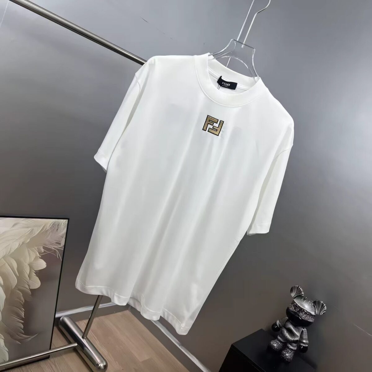 P75 fen*芬家 双F刺绣 《区别通货面料》双纱纯棉上衣 7a抗菌短袖tee 上身十分舒适，男女同款半袖，落肩宽松版型 颜色: 黑色 白色 咖啡色 尺码：S（90-130斤） M（125-150斤） L（135-165斤） XL（160-190斤） XXL（185-220斤）