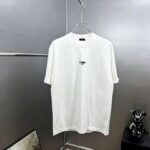 P75 fen*芬家 logo字母刺绣 官方同款 《区别通货面料》双纱纯棉上衣 7a抗菌短袖tee 上身十分舒适，男女同款半袖，落肩宽松版型 颜色: 黑色 白色 咖啡色 尺码：S（90-130斤） M（125-150斤） L（135-165斤） XL（160-190斤） XXL（185-220斤）
