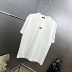 P75 fen*芬家 logo字母刺绣 官方同款 《区别通货面料》双纱纯棉上衣 7a抗菌短袖tee 上身十分舒适，男女同款半袖，落肩宽松版型 颜色: 黑色 白色 咖啡色 尺码：S（90-130斤） M（125-150斤） L（135-165斤） XL（160-190斤） XXL（185-220斤）