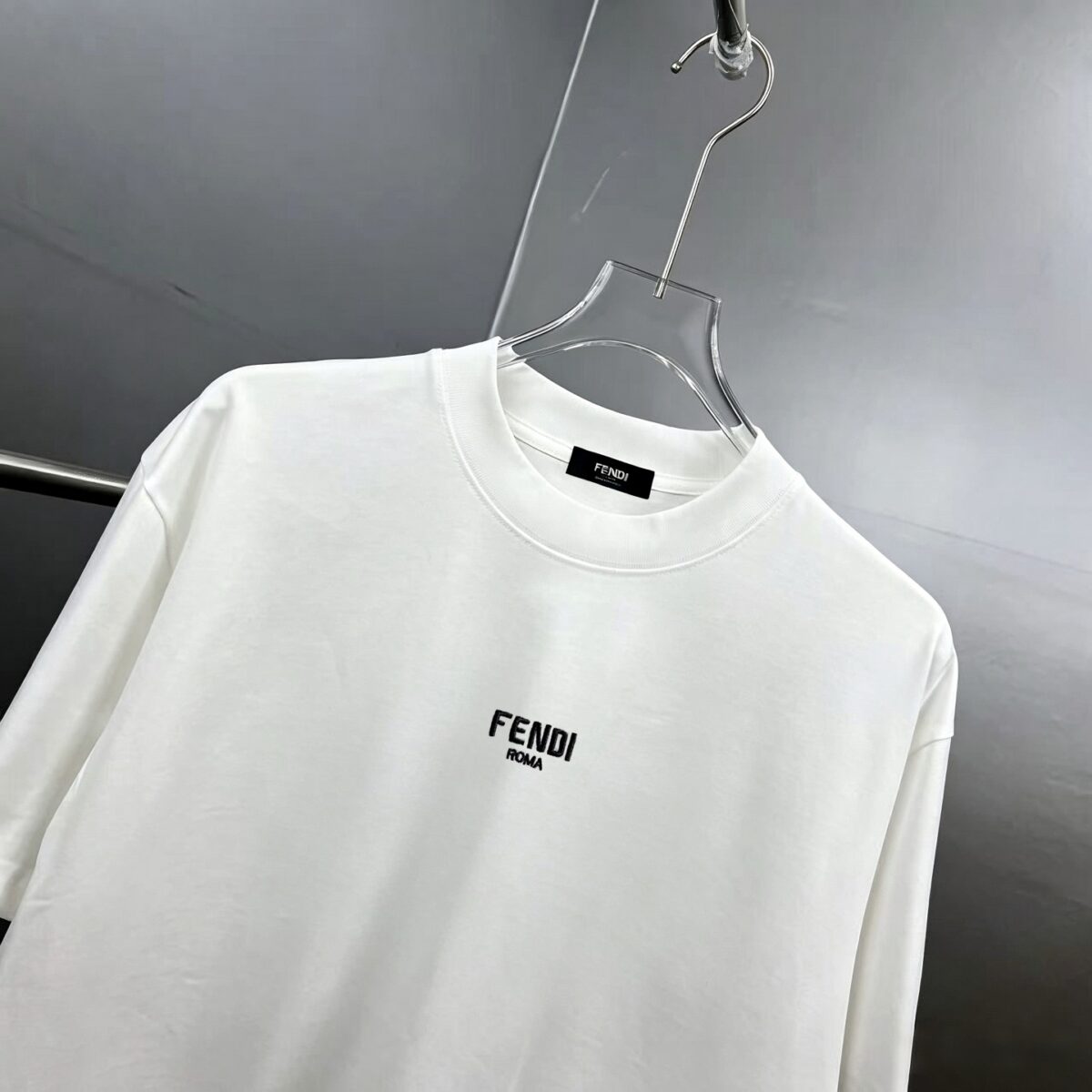P75 fen*芬家 logo字母刺绣 官方同款 《区别通货面料》双纱纯棉上衣 7a抗菌短袖tee 上身十分舒适，男女同款半袖，落肩宽松版型 颜色: 黑色 白色 咖啡色 尺码：S（90-130斤） M（125-150斤） L（135-165斤） XL（160-190斤） XXL（185-220斤）