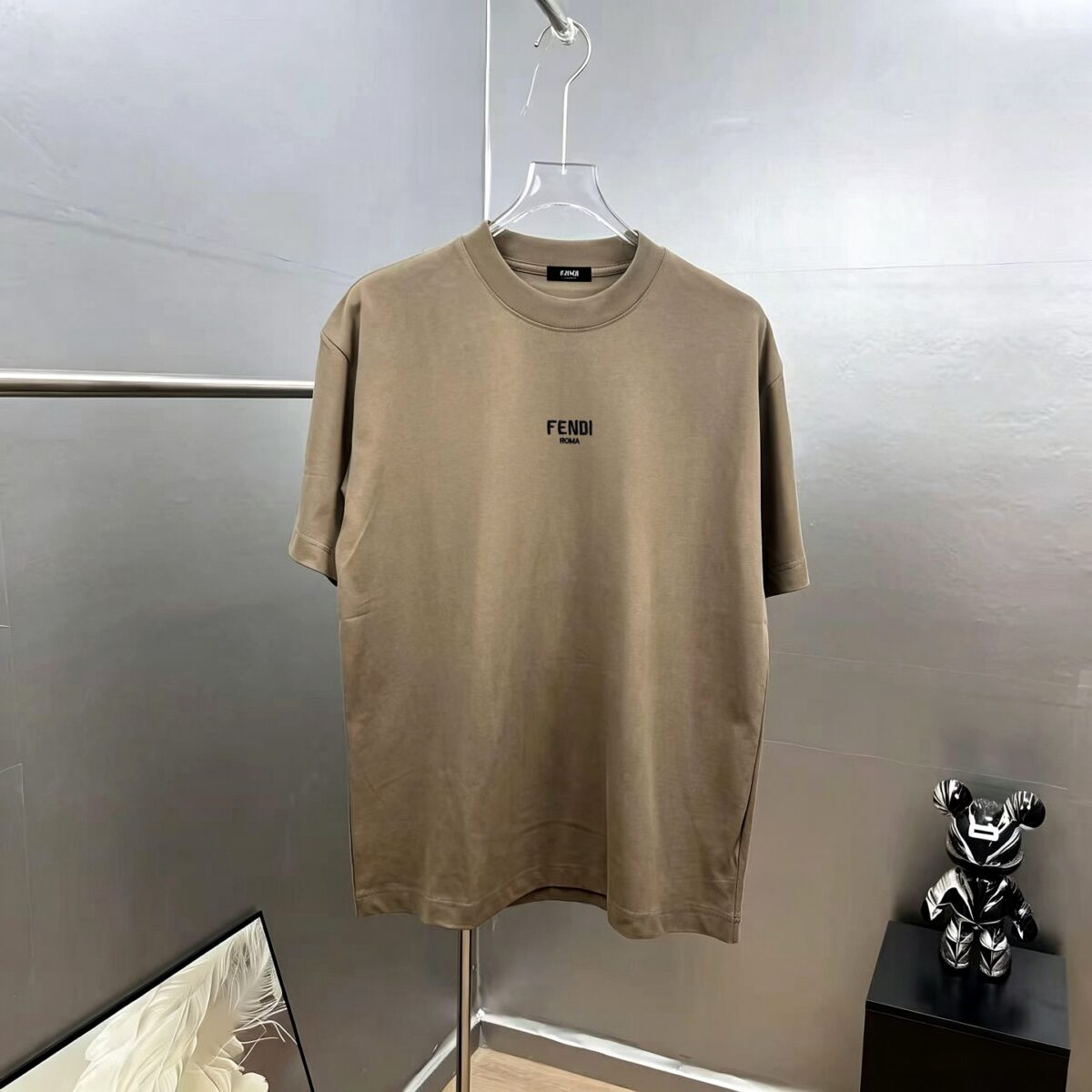 P75 fen*芬家 logo字母刺绣 官方同款 《区别通货面料》双纱纯棉上衣 7a抗菌短袖tee 上身十分舒适，男女同款半袖，落肩宽松版型 颜色: 黑色 白色 咖啡色 尺码：S（90-130斤） M（125-150斤） L（135-165斤） XL（160-190斤） XXL（185-220斤）
