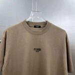 P75 fen*芬家 logo字母刺绣 官方同款 《区别通货面料》双纱纯棉上衣 7a抗菌短袖tee 上身十分舒适，男女同款半袖，落肩宽松版型 颜色: 黑色 白色 咖啡色 尺码：S（90-130斤） M（125-150斤） L（135-165斤） XL（160-190斤） XXL（185-220斤）