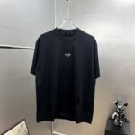 P75 fen*芬家 logo字母刺绣，官方同款 《区别通货面料》双纱纯棉上衣 7a抗菌短袖tee 上身十分舒适，男女同款半袖，落肩宽松版型 颜色: 黑色 白色 咖啡色 尺码：S（90-130斤） M（125-150斤） L（135-165斤） XL（160-190斤） XXL（185-220斤）