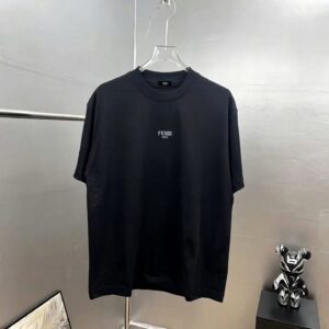 weigou_195716_0_c2f6467ea5 P75 fen*芬家 logo字母刺绣,官方同款 《区别通货面料》双纱纯棉上衣 7a抗菌短袖tee 上身十分舒适,男女同款半袖,落肩宽松版型 颜色: 黑色 白色 咖啡色 尺码:S(90-130斤) M(125-150斤) L(135-165斤) XL(160-190斤) XXL(185-220斤)