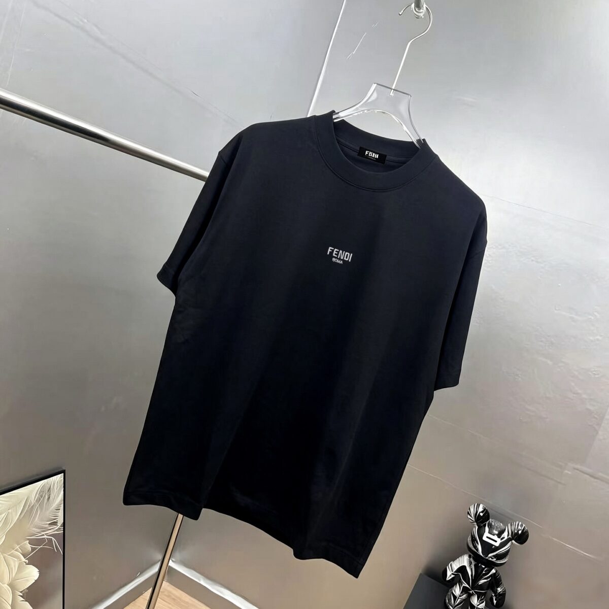 P75 fen*芬家 logo字母刺绣，官方同款 《区别通货面料》双纱纯棉上衣 7a抗菌短袖tee 上身十分舒适，男女同款半袖，落肩宽松版型 颜色: 黑色 白色 咖啡色 尺码：S（90-130斤） M（125-150斤） L（135-165斤） XL（160-190斤） XXL（185-220斤）