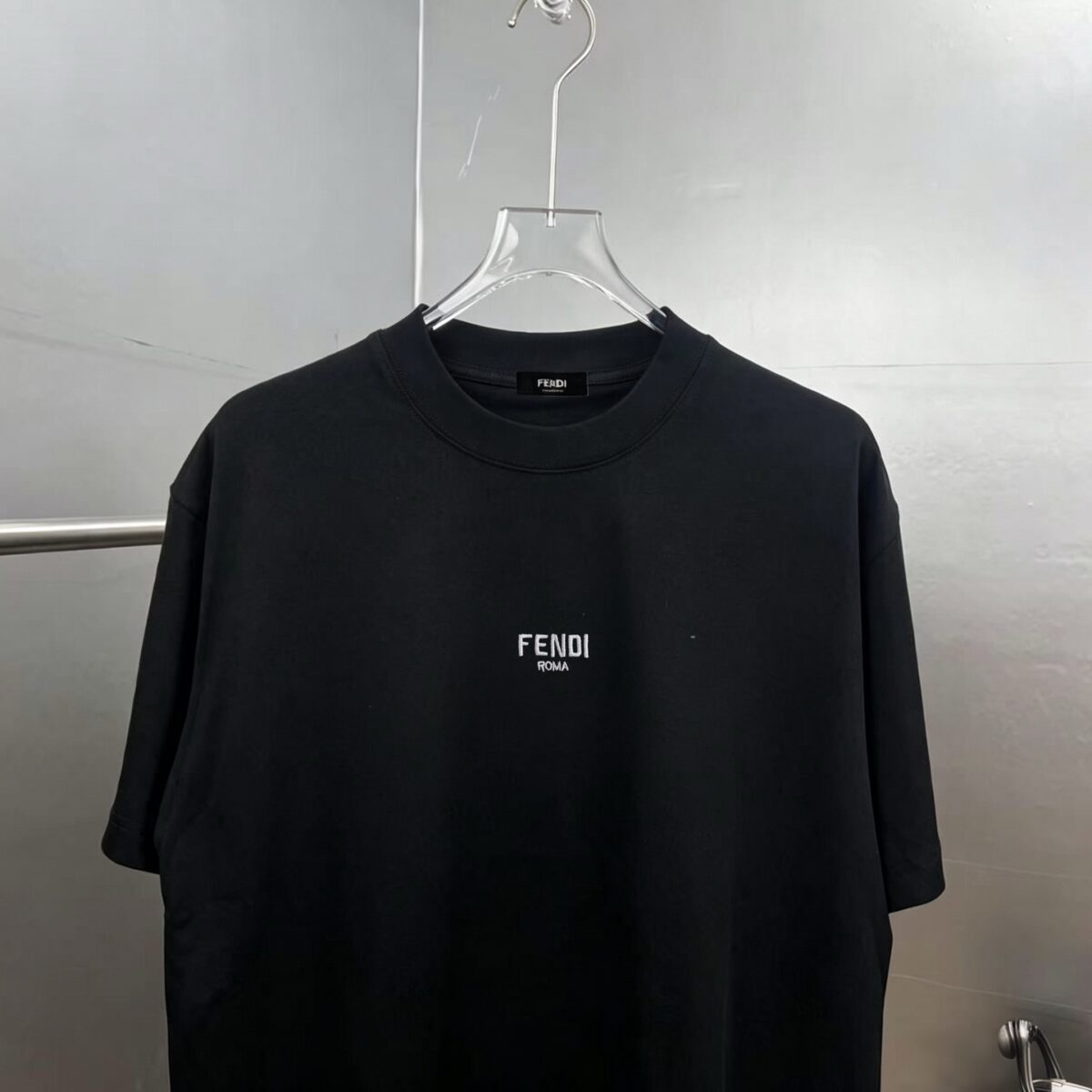 P75 fen*芬家 logo字母刺绣，官方同款 《区别通货面料》双纱纯棉上衣 7a抗菌短袖tee 上身十分舒适，男女同款半袖，落肩宽松版型 颜色: 黑色 白色 咖啡色 尺码：S（90-130斤） M（125-150斤） L（135-165斤） XL（160-190斤） XXL（185-220斤）