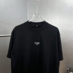 P75 fen*芬家 logo字母刺绣，官方同款 《区别通货面料》双纱纯棉上衣 7a抗菌短袖tee 上身十分舒适，男女同款半袖，落肩宽松版型 颜色: 黑色 白色 咖啡色 尺码：S（90-130斤） M（125-150斤） L（135-165斤） XL（160-190斤） XXL（185-220斤）