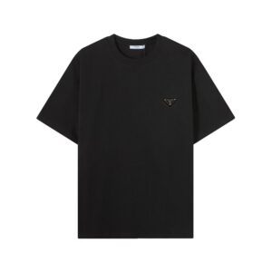 weigou_195817_0_dd65023816 P65 Prada 普拉达 2026ss 春夏新款首发最新款短袖圆领T恤 高端订制 设计前卫时尚!品牌logo重工艺设计 高端定制320克双纱纯棉面料.手感柔软.穿着舒适.级别精致车线.做工精细.上身效果无敌帅气!型男必备单品! 颜色:黑色 白色 码数:S- XL