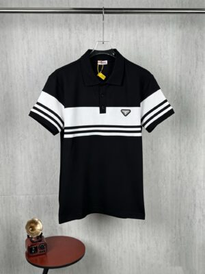 P80 实拍图 顶级版本 PRADA 普拉达 #0354 26夏季新款 渐变翻领polo 短袖 选用珠地网眼布棉质面料打造，表面分布细密的网眼结构，增强其透气性。棉纱原料保留了天然的亲肤性，通过精梳工艺处理去除了短纤维杂质，提升面料的平滑度，兼具耐磨抗皱，挺括有型等特点。 领口与衣身接缝处运用三针五线拷边工艺加固。下摆采用开口工艺，品牌元素设计理念，胸口三角标logo，提织间条设计，独特设计新颖感十足，增添其时尚性和品牌辨识度。高级版本，货比三家，区别通货 颜色：黑色 码数: S M L XL 分钟前