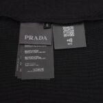 P65 PRADA普拉达2026ss新款胸前三角标情侣休闲短袖T恤 👑最高版本！280克、32支双纱面料！定制经典三角标！ 辅料：开模原版过鉴定领标➕100%真丝洗水标。正品代购级原版吊牌➕配套吊绳➕3D吊粒➕原版包装袋 工艺：原版一致走线！袖窿对版手法 最高版本！无数次的打版 百分百还原正品品相！ 正确版本 男女同款 超级显眼 超级好看 超级大气！ 颜色：黑色 白色 尺码：Xs-L