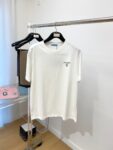 P70 普拉达、新品短袖T恤，帅气时尚，胸前图案字母logo，简约百搭款。面料260g特制纯棉 不仅挺括，保持潮流的廓形，又穿着舒适，纱织更细腻，码数S-XXL（宽松版型）