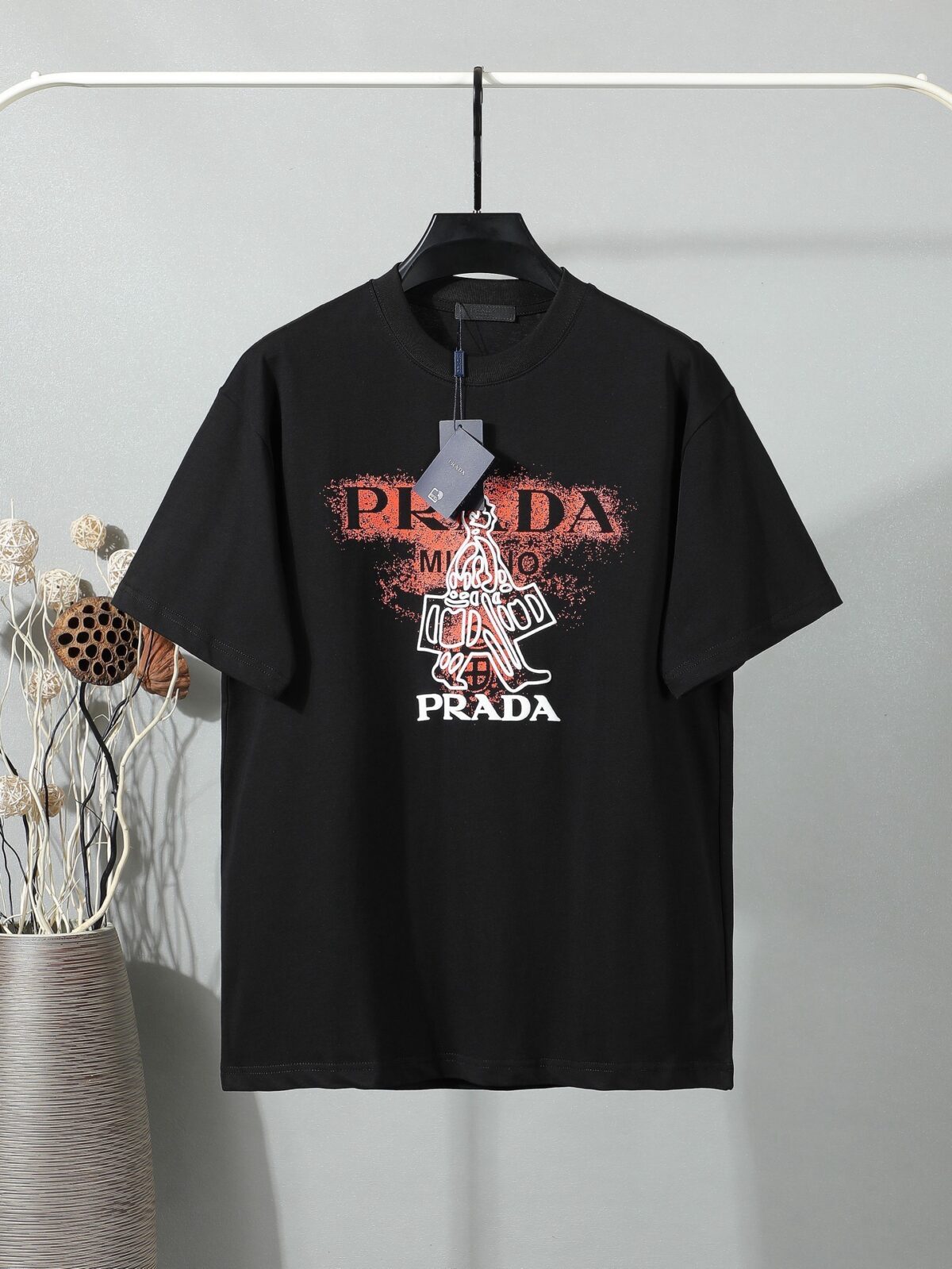 P80 普拉达PRADA 26ss新款印花工艺logo字母短袖 面料- 采用280克双股精梳棉面料.索罗纳螺纹订织订染国标一级面料 辅料：官网原版三标logo 尺码： S - XL 颜色：白色 黑色