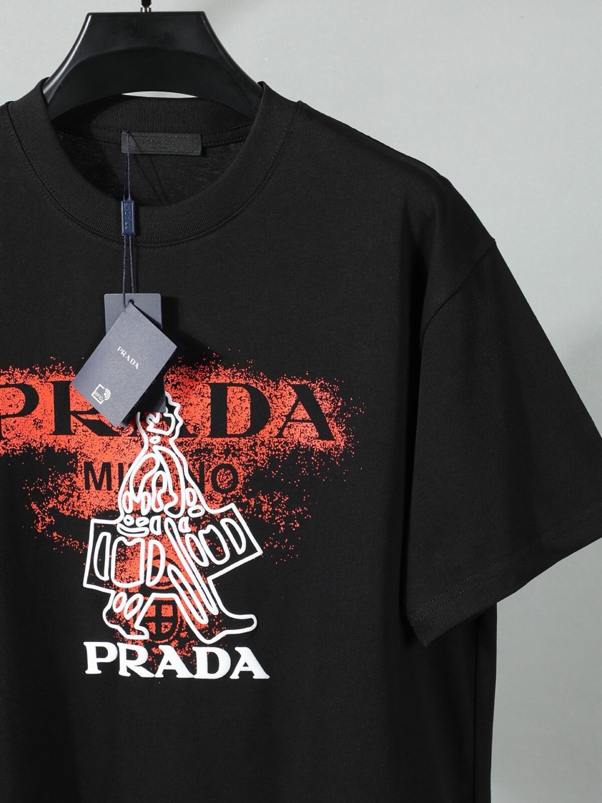 P80 普拉达PRADA 26ss新款印花工艺logo字母短袖 面料- 采用280克双股精梳棉面料.索罗纳螺纹订织订染国标一级面料 辅料：官网原版三标logo 尺码： S - XL 颜色：白色 黑色