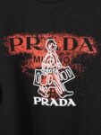 P80 普拉达PRADA 26ss新款印花工艺logo字母短袖 面料- 采用280克双股精梳棉面料.索罗纳螺纹订织订染国标一级面料 辅料：官网原版三标logo 尺码： S - XL 颜色：白色 黑色