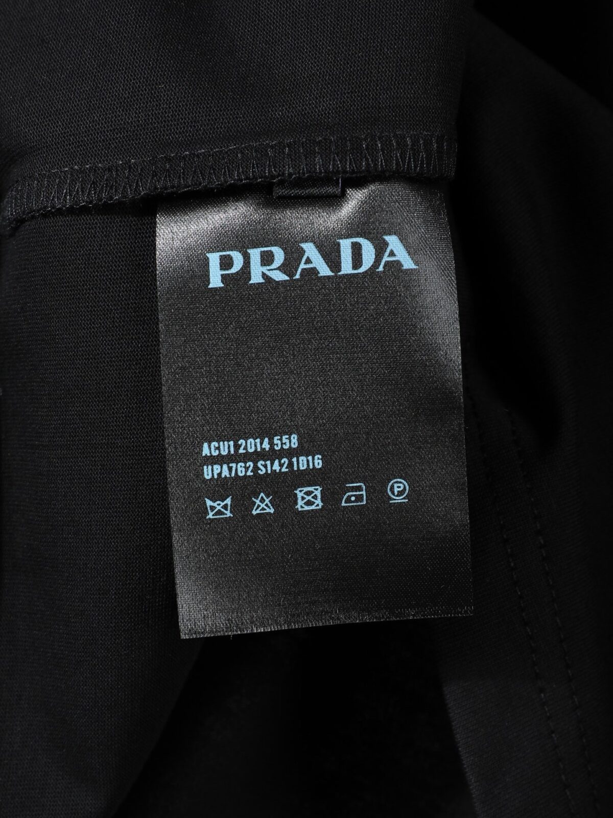 P80 普拉达PRADA 26ss新款印花工艺logo字母短袖 面料- 采用280克双股精梳棉面料.索罗纳螺纹订织订染国标一级面料 辅料：官网原版三标logo 尺码： S - XL 颜色：白色 黑色