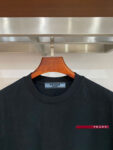 weigou_196223_3_df89f852d4 P70 普拉达PRADA 新款直喷工艺 高品质280克重磅短袖T恤,进口兄弟数码白墨直喷工艺 彰显不羁的个性与强大的气场 纯棉32支双纱面料,两遍缩水工艺,立体裁剪,面布做了蚀毛,手感非常好,亲肤透气,微宽松版型,上身舒适! 日本Brother进口机数码直喷。色彩还原度 %,杜邦进口环保颜料,色牢度5级,经测验,洗涤100次,褪色程度不到1% 单品时尚感满满.日常出街或休闲都很百搭,轻松驾驭各种风格。色彩超鲜艳还透气,夏季必备 颜色:黑色/白色 码数:S-XL