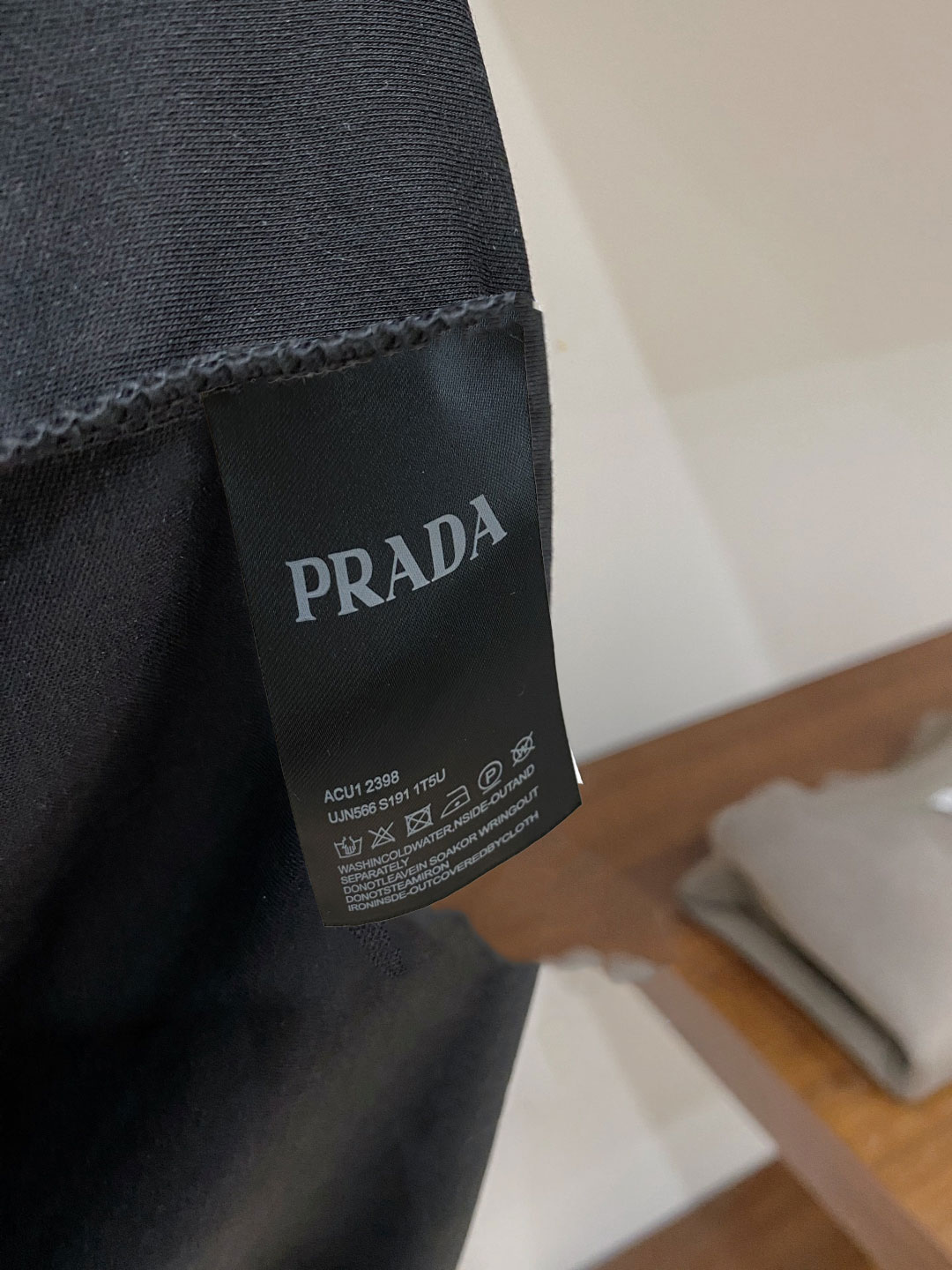 weigou_196223_5_65801a9aaa P70 普拉达PRADA 新款直喷工艺 高品质280克重磅短袖T恤,进口兄弟数码白墨直喷工艺 彰显不羁的个性与强大的气场 纯棉32支双纱面料,两遍缩水工艺,立体裁剪,面布做了蚀毛,手感非常好,亲肤透气,微宽松版型,上身舒适! 日本Brother进口机数码直喷。色彩还原度 %,杜邦进口环保颜料,色牢度5级,经测验,洗涤100次,褪色程度不到1% 单品时尚感满满.日常出街或休闲都很百搭,轻松驾驭各种风格。色彩超鲜艳还透气,夏季必备 颜色:黑色/白色 码数:S-XL