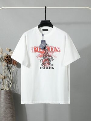 P80 普拉达PRADA 26ss新款印花工艺logo字母短袖 面料- 采用280克双股精梳棉面料.索罗纳螺纹订织订染国标一级面料 辅料：官网原版三标logo 尺码： S - XL 颜色：白色 黑色