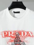 P80 普拉达PRADA 26ss新款印花工艺logo字母短袖 面料- 采用280克双股精梳棉面料.索罗纳螺纹订织订染国标一级面料 辅料：官网原版三标logo 尺码： S - XL 颜色：白色 黑色
