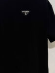 P70 普拉达PRADA 新款直喷工艺 高品质280克重磅短袖T恤，进口兄弟数码白墨直喷工艺 彰显不羁的个性与强大的气场 纯棉32支双纱面料，两遍缩水工艺，立体裁剪，面布做了蚀毛，手感非常好，亲肤透气，微宽松版型，上身舒适！ 日本Brother进口机数码直喷。色彩还原度 %，杜邦进口环保颜料，色牢度5级，经测验，洗涤100次，褪色程度不到1% 单品时尚感满满.日常出街或休闲都很百搭，轻松驾驭各种风格。色彩超鲜艳还透气，夏季必备 颜色：黑色/白色 码数：S-XL