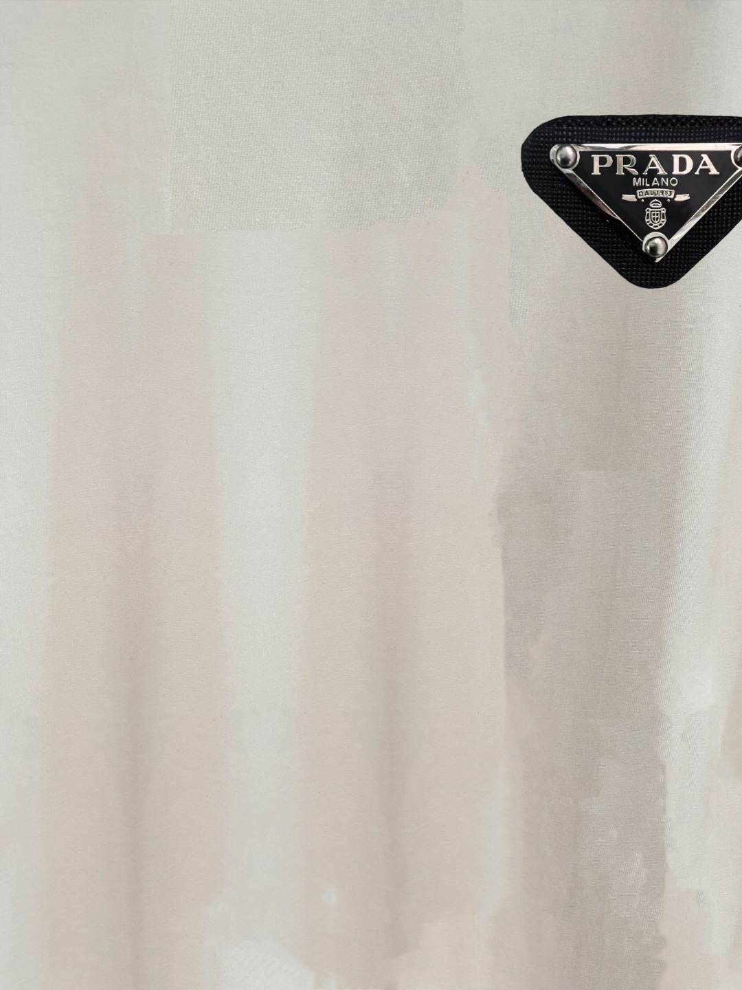 P70 普拉达PRADA 新款直喷工艺 高品质280克重磅短袖T恤，进口兄弟数码白墨直喷工艺 彰显不羁的个性与强大的气场 纯棉32支双纱面料，两遍缩水工艺，立体裁剪，面布做了蚀毛，手感非常好，亲肤透气，微宽松版型，上身舒适！ 日本Brother进口机数码直喷。色彩还原度 %，杜邦进口环保颜料，色牢度5级，经测验，洗涤100次，褪色程度不到1% 单品时尚感满满.日常出街或休闲都很百搭，轻松驾驭各种风格。色彩超鲜艳还透气，夏季必备 颜色：黑色/白色 码数：S-XL