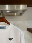 P70 普拉达PRADA 新款直喷工艺 高品质280克重磅短袖T恤，进口兄弟数码白墨直喷工艺 彰显不羁的个性与强大的气场 纯棉32支双纱面料，两遍缩水工艺，立体裁剪，面布做了蚀毛，手感非常好，亲肤透气，微宽松版型，上身舒适！ 日本Brother进口机数码直喷。色彩还原度 %，杜邦进口环保颜料，色牢度5级，经测验，洗涤100次，褪色程度不到1% 单品时尚感满满.日常出街或休闲都很百搭，轻松驾驭各种风格。色彩超鲜艳还透气，夏季必备 颜色：黑色/白色 码数：S-XL