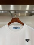 P70 普拉达PRADA 新款直喷工艺 高品质280克重磅短袖T恤，进口兄弟数码白墨直喷工艺 彰显不羁的个性与强大的气场 纯棉32支双纱面料，两遍缩水工艺，立体裁剪，面布做了蚀毛，手感非常好，亲肤透气，微宽松版型，上身舒适！ 日本Brother进口机数码直喷。色彩还原度 %，杜邦进口环保颜料，色牢度5级，经测验，洗涤100次，褪色程度不到1% 单品时尚感满满.日常出街或休闲都很百搭，轻松驾驭各种风格。色彩超鲜艳还透气，夏季必备 颜色：黑色/白色 码数：S-XL