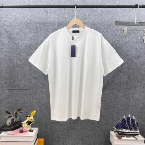 P80 普*拉*达 prad* 2026春夏款 经典字母刺绣工艺 双纱定制平纹纯棉面料 短袖T恤 男女同款 颜色：黑色 白色 尺码： S （90-130斤） M （120-150斤） L （140-165斤） XL （160-180斤） XXL （180-210斤）