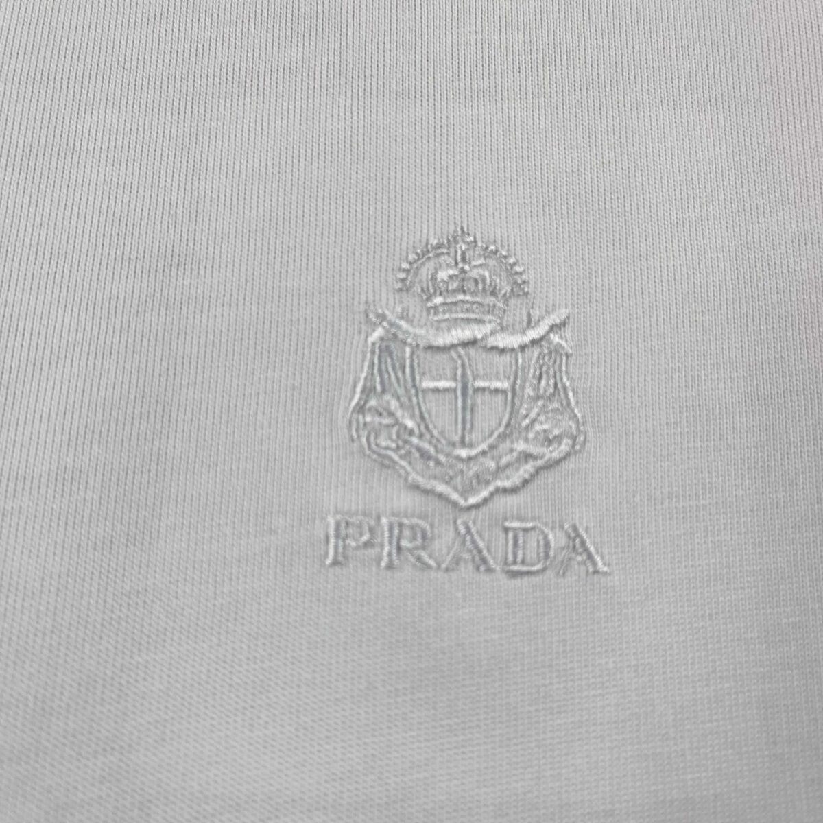 P80 普*拉*达 prad* 2026春夏款 经典字母刺绣工艺 双纱定制平纹纯棉面料 短袖T恤 男女同款 颜色：黑色 白色 尺码： S （90-130斤） M （120-150斤） L （140-165斤） XL （160-180斤） XXL （180-210斤）