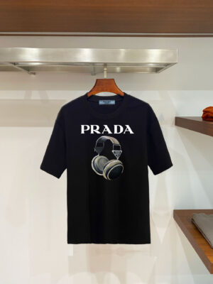 weigou_196296_0_f9800acceb P70 普拉达PRADA 新款直喷工艺 高品质280克重磅短袖T恤,进口兄弟数码白墨直喷工艺 彰显不羁的个性与强大的气场 纯棉32支双纱面料,两遍缩水工艺,立体裁剪,面布做了蚀毛,手感非常好,亲肤透气,微宽松版型,上身舒适! 日本Brother进口机数码直喷。色彩还原度 %,杜邦进口环保颜料,色牢度5级,经测验,洗涤100次,褪色程度不到1% 单品时尚感满满.日常出街或休闲都很百搭,轻松驾驭各种风格。色彩超鲜艳还透气,夏季必备 颜色:黑色/白色 码数:S-XL