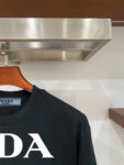 weigou_196296_2_f3337ea996 P70 普拉达PRADA 新款直喷工艺 高品质280克重磅短袖T恤,进口兄弟数码白墨直喷工艺 彰显不羁的个性与强大的气场 纯棉32支双纱面料,两遍缩水工艺,立体裁剪,面布做了蚀毛,手感非常好,亲肤透气,微宽松版型,上身舒适! 日本Brother进口机数码直喷。色彩还原度 %,杜邦进口环保颜料,色牢度5级,经测验,洗涤100次,褪色程度不到1% 单品时尚感满满.日常出街或休闲都很百搭,轻松驾驭各种风格。色彩超鲜艳还透气,夏季必备 颜色:黑色/白色 码数:S-XL