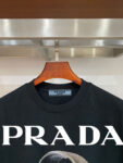 weigou_196296_3_f73938881d P70 普拉达PRADA 新款直喷工艺 高品质280克重磅短袖T恤,进口兄弟数码白墨直喷工艺 彰显不羁的个性与强大的气场 纯棉32支双纱面料,两遍缩水工艺,立体裁剪,面布做了蚀毛,手感非常好,亲肤透气,微宽松版型,上身舒适! 日本Brother进口机数码直喷。色彩还原度 %,杜邦进口环保颜料,色牢度5级,经测验,洗涤100次,褪色程度不到1% 单品时尚感满满.日常出街或休闲都很百搭,轻松驾驭各种风格。色彩超鲜艳还透气,夏季必备 颜色:黑色/白色 码数:S-XL