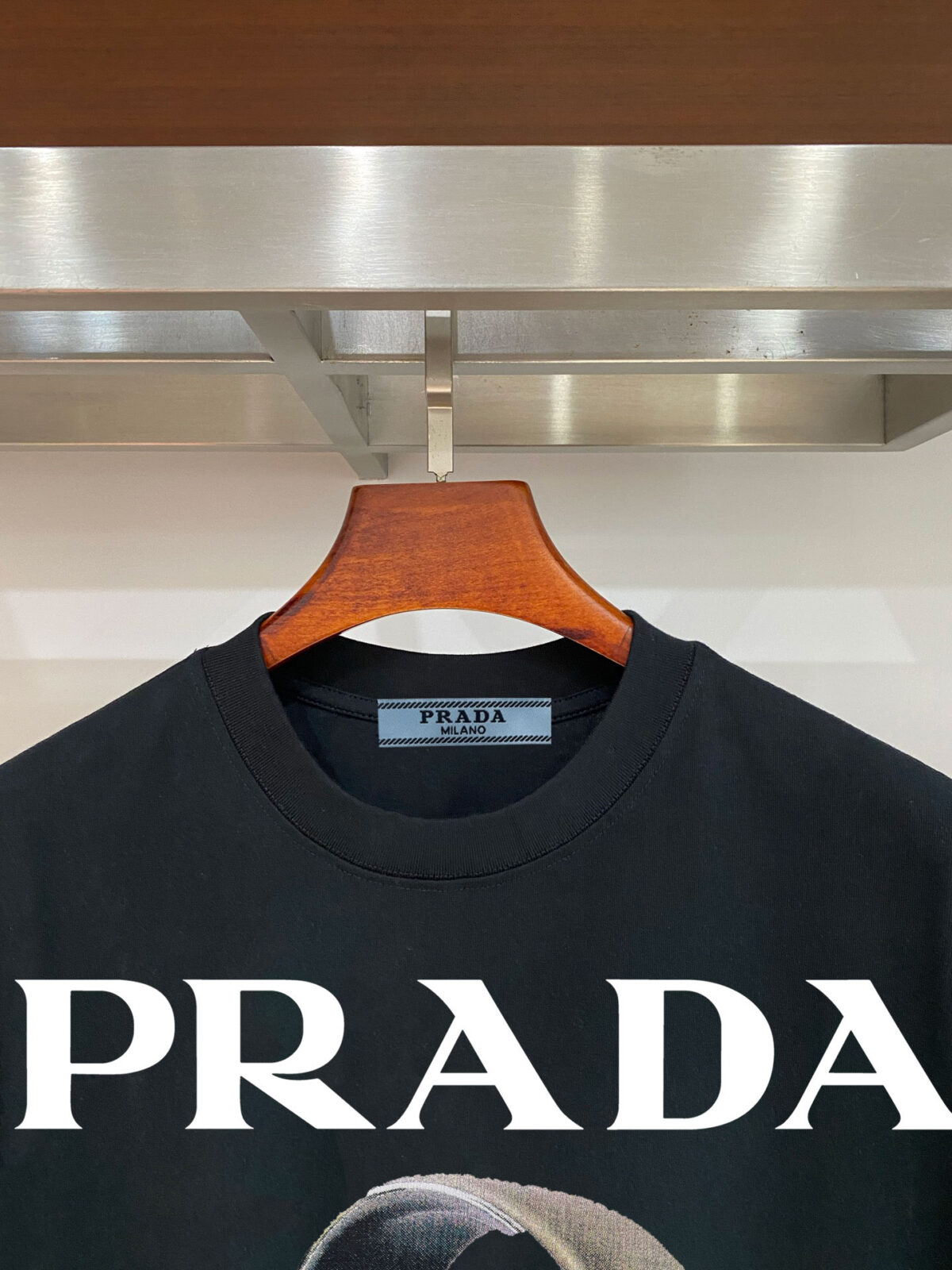 weigou_196296_3_f73938881d P70 普拉达PRADA 新款直喷工艺 高品质280克重磅短袖T恤,进口兄弟数码白墨直喷工艺 彰显不羁的个性与强大的气场 纯棉32支双纱面料,两遍缩水工艺,立体裁剪,面布做了蚀毛,手感非常好,亲肤透气,微宽松版型,上身舒适! 日本Brother进口机数码直喷。色彩还原度 %,杜邦进口环保颜料,色牢度5级,经测验,洗涤100次,褪色程度不到1% 单品时尚感满满.日常出街或休闲都很百搭,轻松驾驭各种风格。色彩超鲜艳还透气,夏季必备 颜色:黑色/白色 码数:S-XL