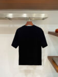 weigou_196296_6_5ddb524a31 P70 普拉达PRADA 新款直喷工艺 高品质280克重磅短袖T恤,进口兄弟数码白墨直喷工艺 彰显不羁的个性与强大的气场 纯棉32支双纱面料,两遍缩水工艺,立体裁剪,面布做了蚀毛,手感非常好,亲肤透气,微宽松版型,上身舒适! 日本Brother进口机数码直喷。色彩还原度 %,杜邦进口环保颜料,色牢度5级,经测验,洗涤100次,褪色程度不到1% 单品时尚感满满.日常出街或休闲都很百搭,轻松驾驭各种风格。色彩超鲜艳还透气,夏季必备 颜色:黑色/白色 码数:S-XL
