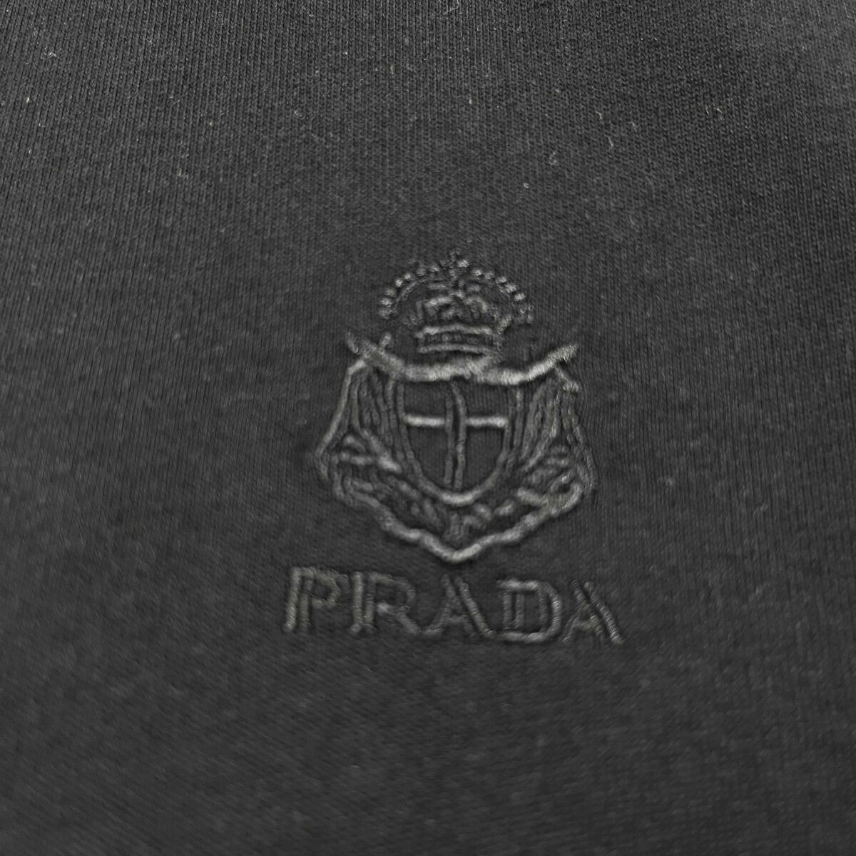P80 普*拉*达 prad* 2026春夏款 经典字母刺绣工艺 双纱定制平纹纯棉面料 短袖T恤 男女同款 颜色：黑色 白色 尺码： S （90-130斤） M （120-150斤） L （140-165斤） XL （160-180斤） XXL （180-210斤）