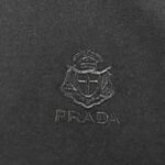 P80 普*拉*达 prad* 2026春夏款 经典字母刺绣工艺 双纱定制平纹纯棉面料 短袖T恤 男女同款 颜色：黑色 白色 尺码： S （90-130斤） M （120-150斤） L （140-165斤） XL （160-180斤） XXL （180-210斤）
