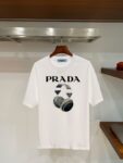 P70 普拉达PRADA 新款直喷工艺 高品质280克重磅短袖T恤，进口兄弟数码白墨直喷工艺 彰显不羁的个性与强大的气场 纯棉32支双纱面料，两遍缩水工艺，立体裁剪，面布做了蚀毛，手感非常好，亲肤透气，微宽松版型，上身舒适！ 日本Brother进口机数码直喷。色彩还原度 %，杜邦进口环保颜料，色牢度5级，经测验，洗涤100次，褪色程度不到1% 单品时尚感满满.日常出街或休闲都很百搭，轻松驾驭各种风格。色彩超鲜艳还透气，夏季必备 颜色：黑色/白色 码数：S-XL