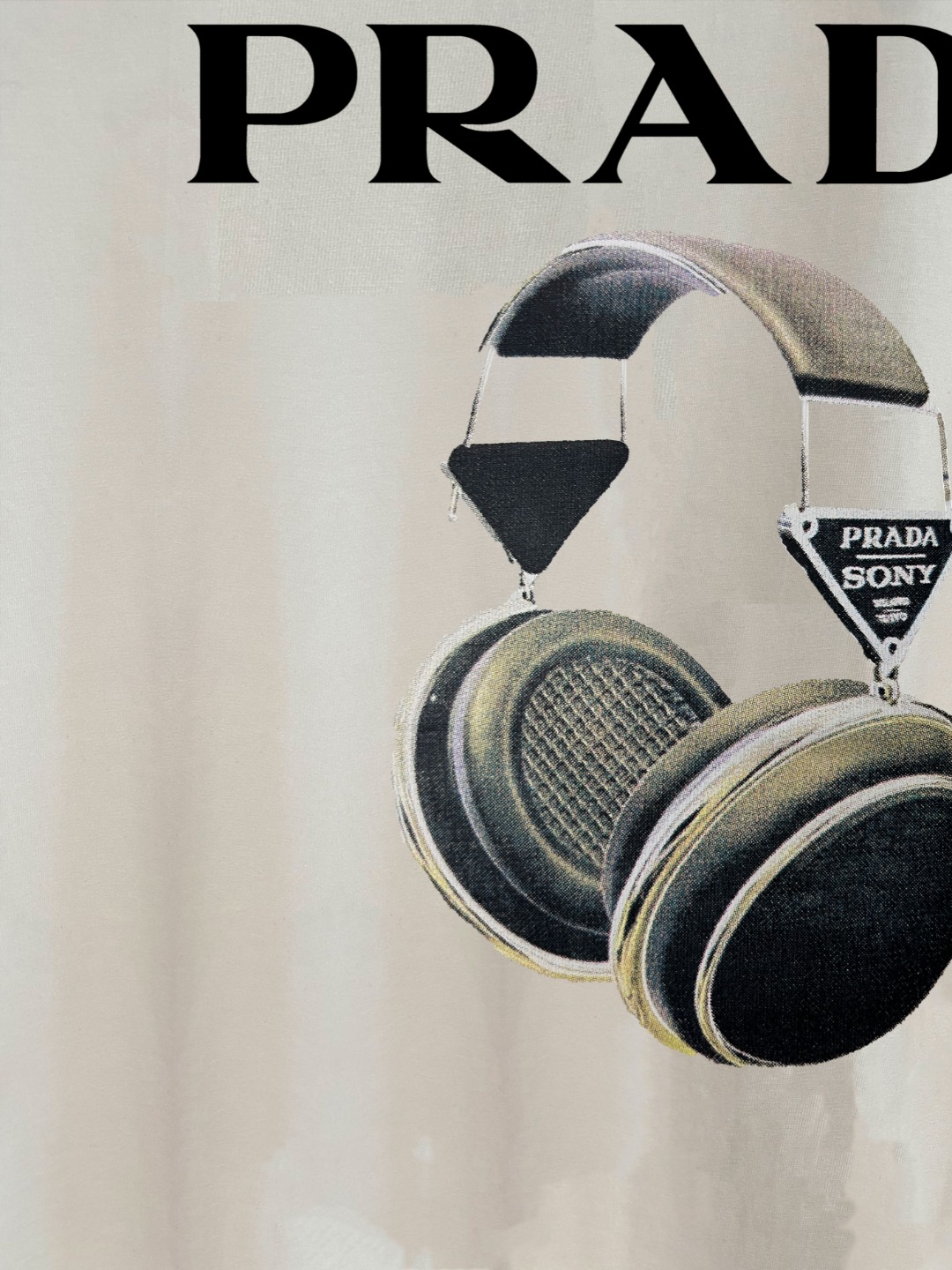 P70 普拉达PRADA 新款直喷工艺 高品质280克重磅短袖T恤，进口兄弟数码白墨直喷工艺 彰显不羁的个性与强大的气场 纯棉32支双纱面料，两遍缩水工艺，立体裁剪，面布做了蚀毛，手感非常好，亲肤透气，微宽松版型，上身舒适！ 日本Brother进口机数码直喷。色彩还原度 %，杜邦进口环保颜料，色牢度5级，经测验，洗涤100次，褪色程度不到1% 单品时尚感满满.日常出街或休闲都很百搭，轻松驾驭各种风格。色彩超鲜艳还透气，夏季必备 颜色：黑色/白色 码数：S-XL