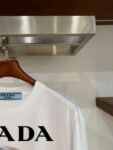 P70 普拉达PRADA 新款直喷工艺 高品质280克重磅短袖T恤，进口兄弟数码白墨直喷工艺 彰显不羁的个性与强大的气场 纯棉32支双纱面料，两遍缩水工艺，立体裁剪，面布做了蚀毛，手感非常好，亲肤透气，微宽松版型，上身舒适！ 日本Brother进口机数码直喷。色彩还原度 %，杜邦进口环保颜料，色牢度5级，经测验，洗涤100次，褪色程度不到1% 单品时尚感满满.日常出街或休闲都很百搭，轻松驾驭各种风格。色彩超鲜艳还透气，夏季必备 颜色：黑色/白色 码数：S-XL